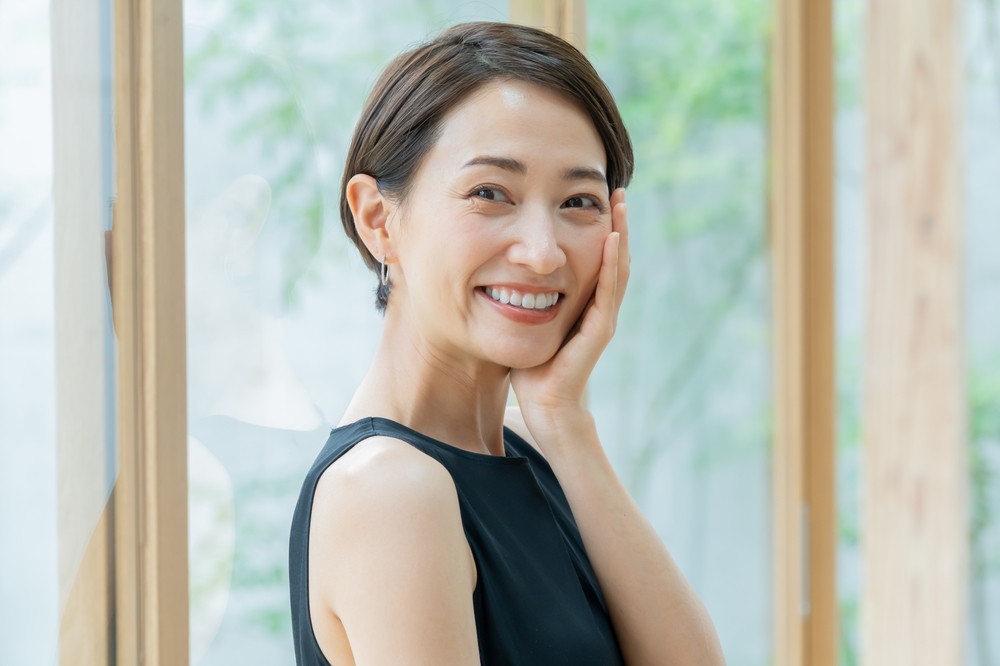 治療後に自然な笑顔を見せる女性