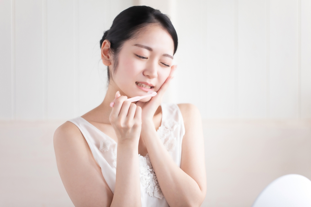 歯科治療に不安を感じる女性